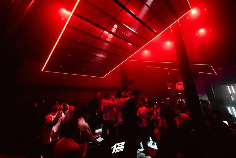 Trần ô vuông viền đèn đỏ phía trên bàn DJ của KHU 13 Cần Thơ, khách kín sàn nhảy