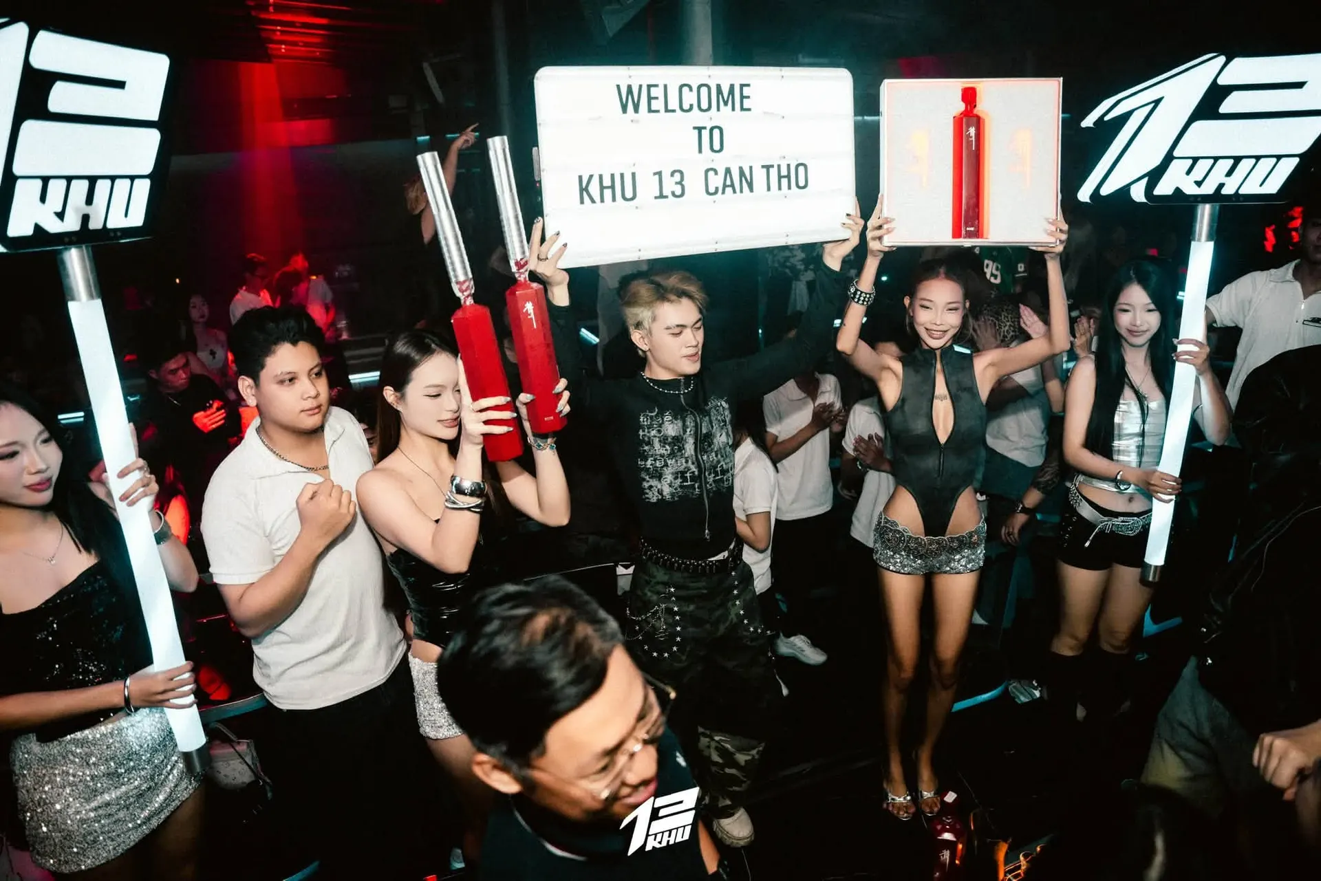 Đội chào khách cầm biển WELCOME TO KHU 13 CAN THO giữa sàn nhảy